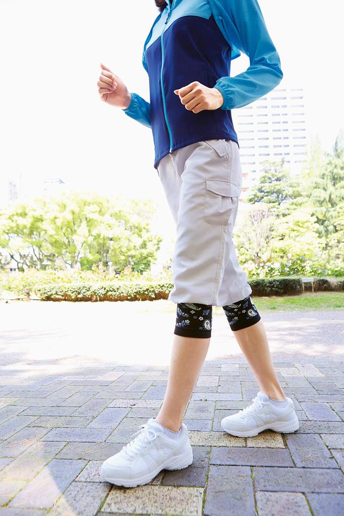 Rakusaku Knee Support Black Paisley both left and right (for knees)