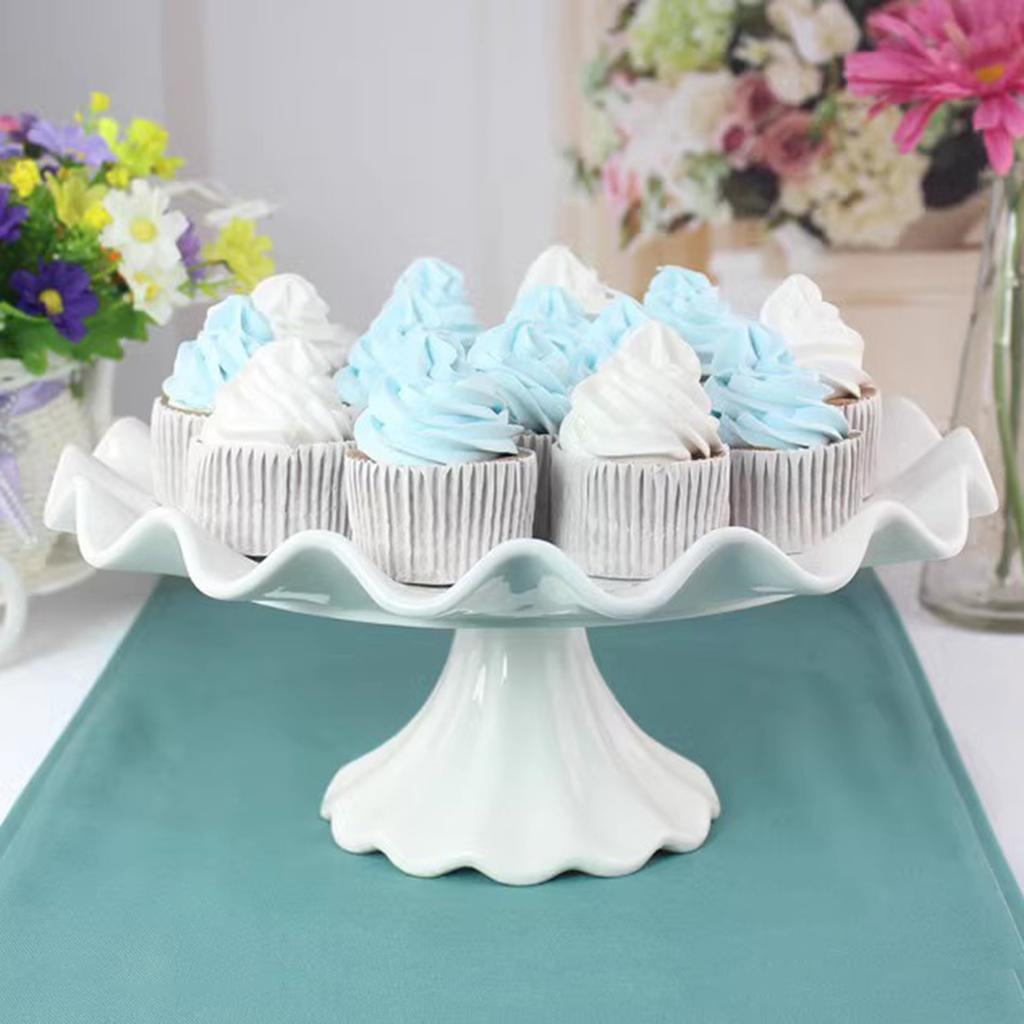 Elegant keramisk kakestativ i europeisk stil med høy fot, perfekt for å vise desserter i bryllup og selskaper