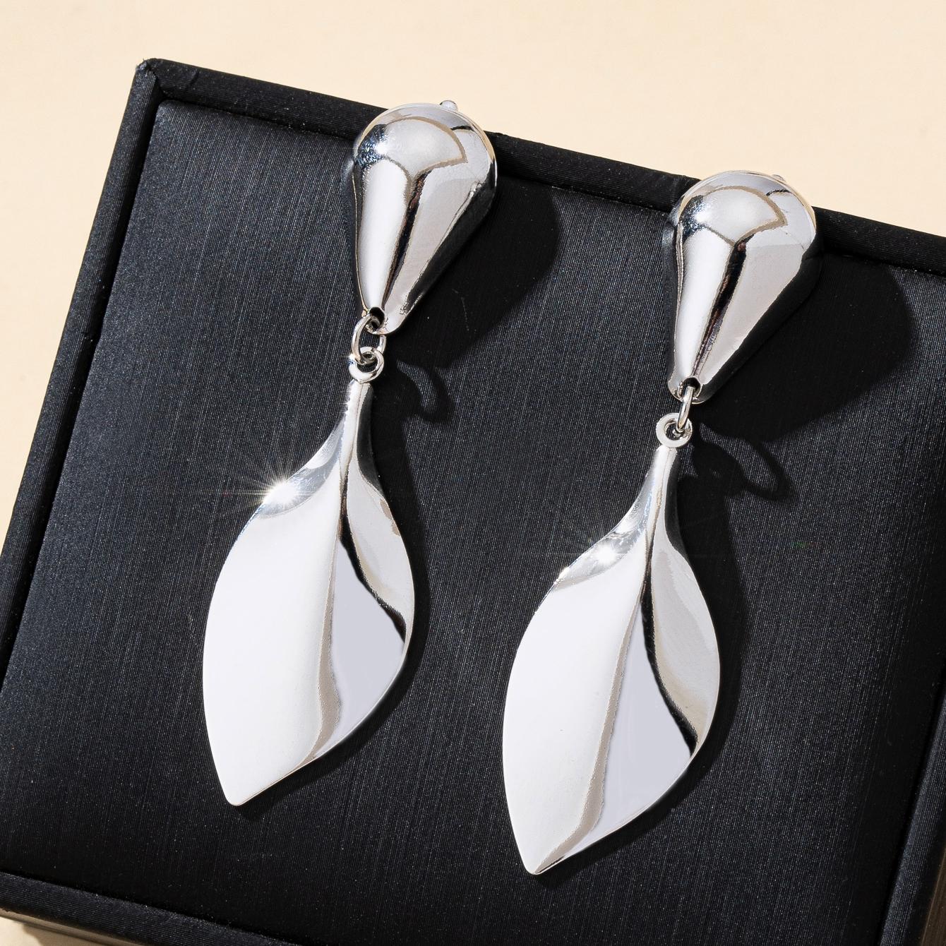 

A Pair of Women s Fashionable Dangle Earrings, Irregular Geometric Tassel Leaf Simple Earrings Jewelry, Suitable for Daily Wear and Vacation Wear