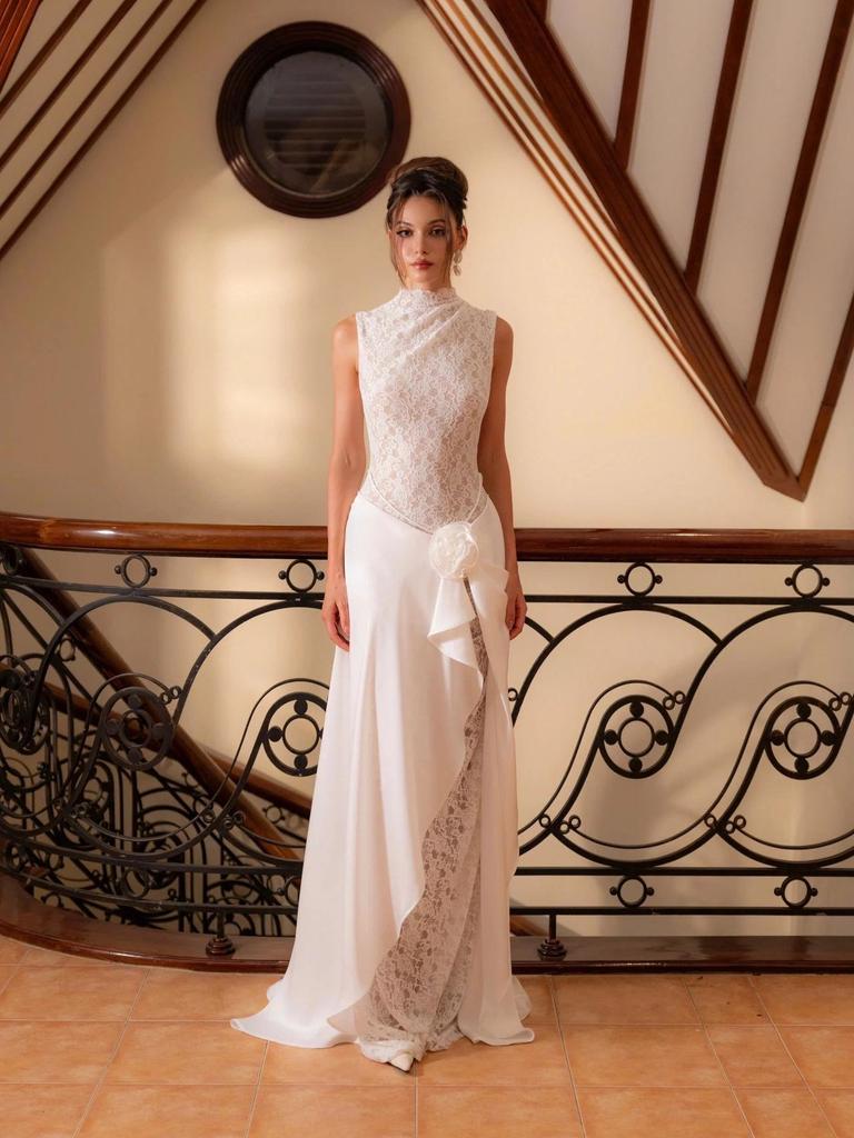 Elegant White Floral Lace Sleeveless Evening Gown