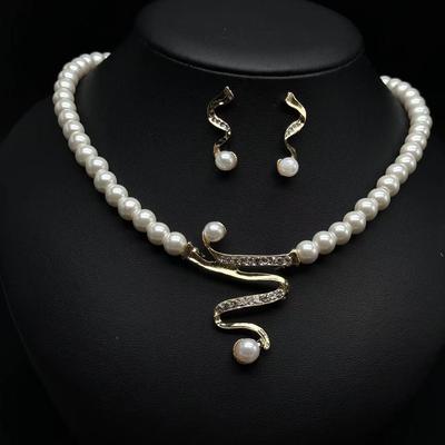 Set di collana e orecchini di perle più venduto con ciondolo profondo a V per la clavicola