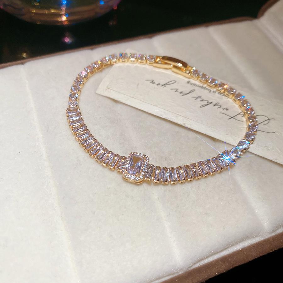 Elegante Bracciale con Chiusura Geometrica in Zirconia per Donna - Ultra Brillante, Alla Moda, Gioiello di Alta Gamma