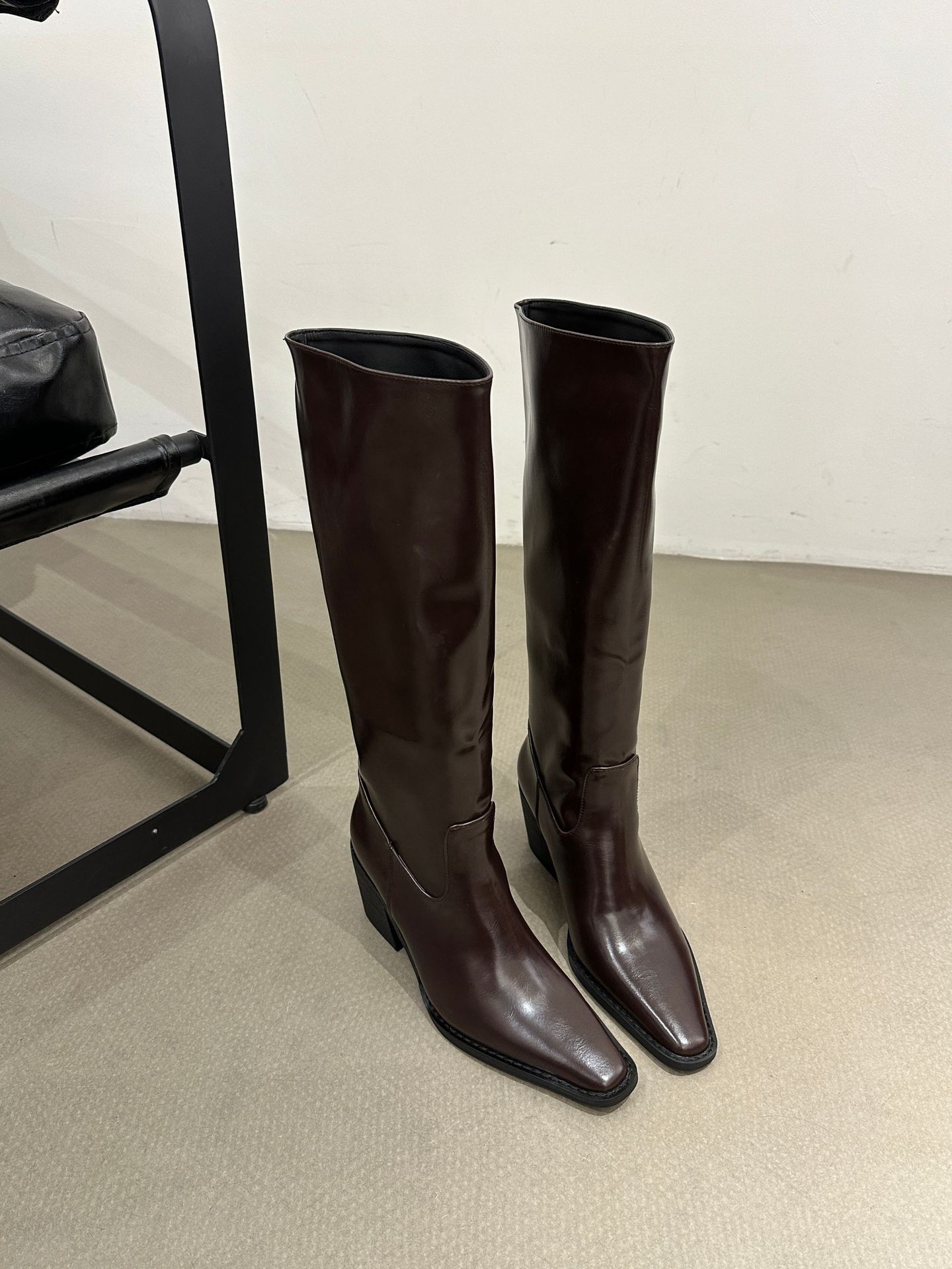 

Ботильоны на толстом каблуке женские 2025 осень и зима новые женские ботинки квадратный носок высокие ботинки до колена длинные ботинки высокий каблук ботинки Мартин 39 темно-коричневого