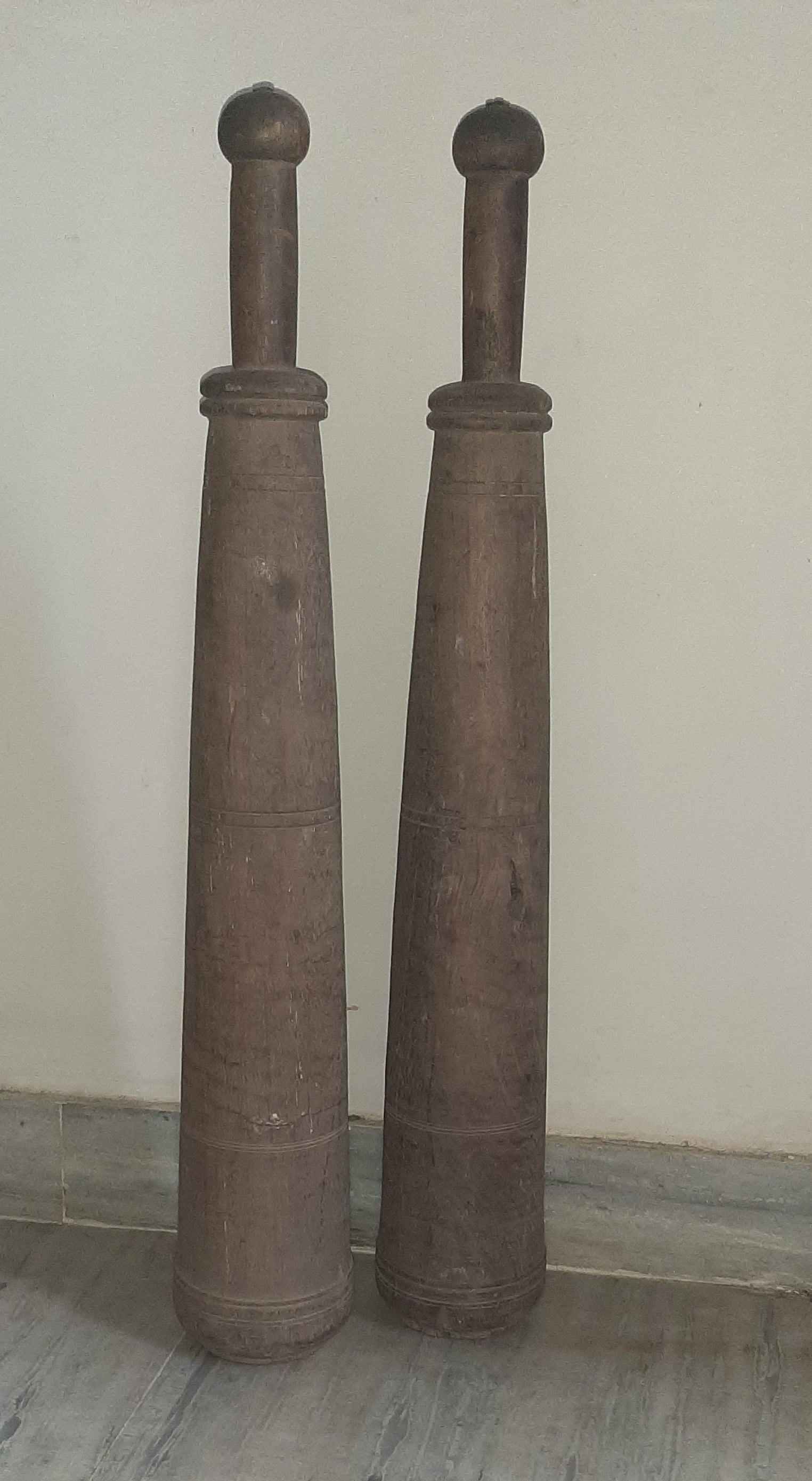 

Винтажные деревянные гантели: Индийский комплект тренажеров 16” X 8” X 24” (l x w x h) разноцветный