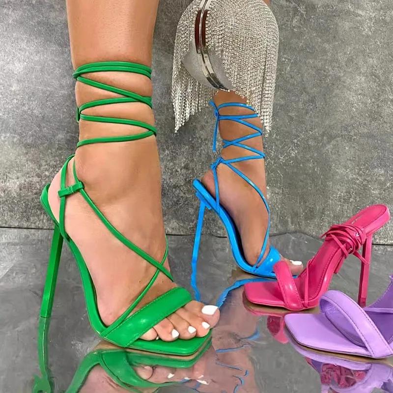 Модные летние босоножки на высоком каблуке с перекрестной шнуровкой на щиколотке — фото 3