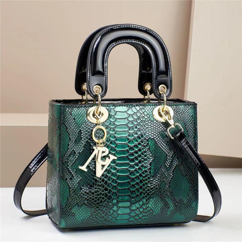 Handbag with A Small Fragrance and Lizard Pattern, with A Fixed Texture and Large Capacity. It Is A One Shoulder Crossbody Handbag for The Consort