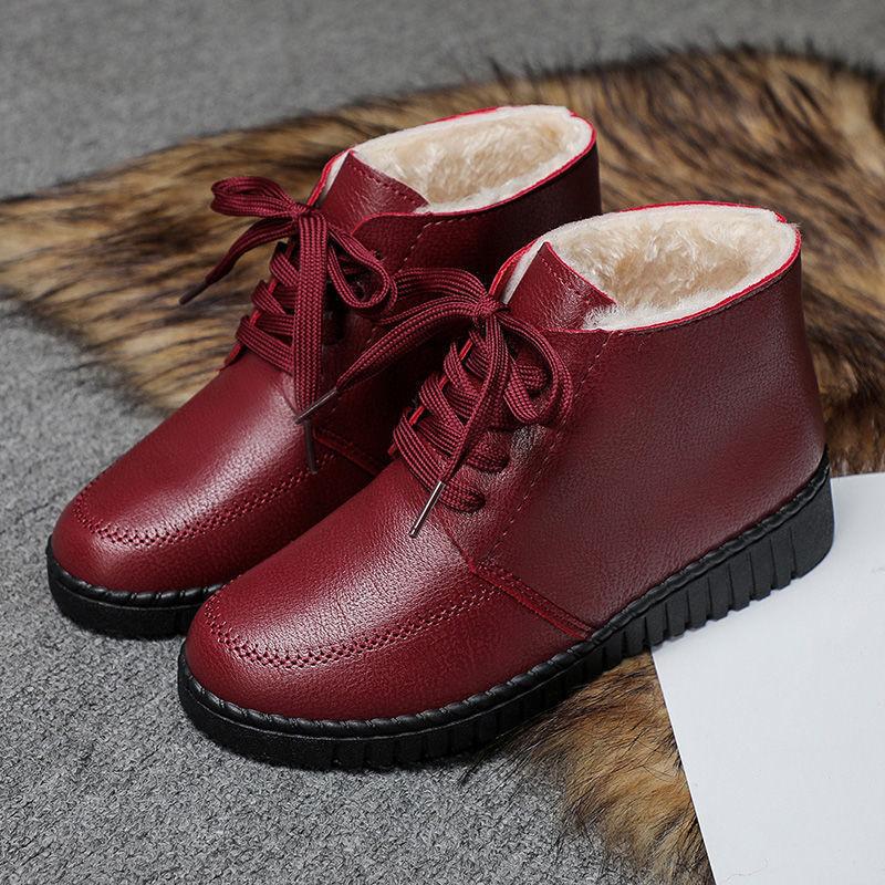 

Зимняя мода, новые непромокаемые женские хлопковые туфли с кожаным покрытием и плюшевыми теплыми и противоскользящими короткими сапогами для мам на мягкой подошве со шнуровкой спереди