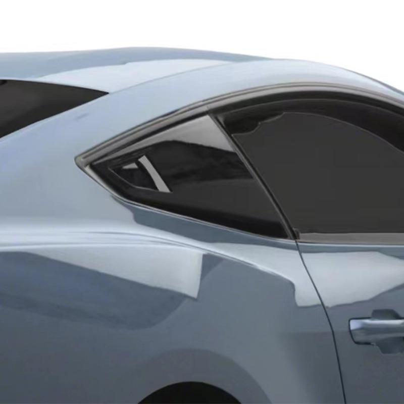 2024 Ford Mustang Lopatková lišta pro modifikované trojúhelníkové spoilery a boční větrací otvory