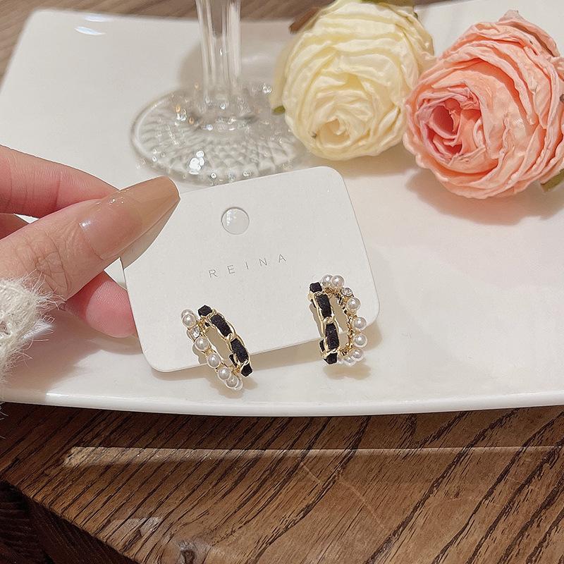 High end French retro black velvet pearl C-shaped earrings, feminine and personalized earrings