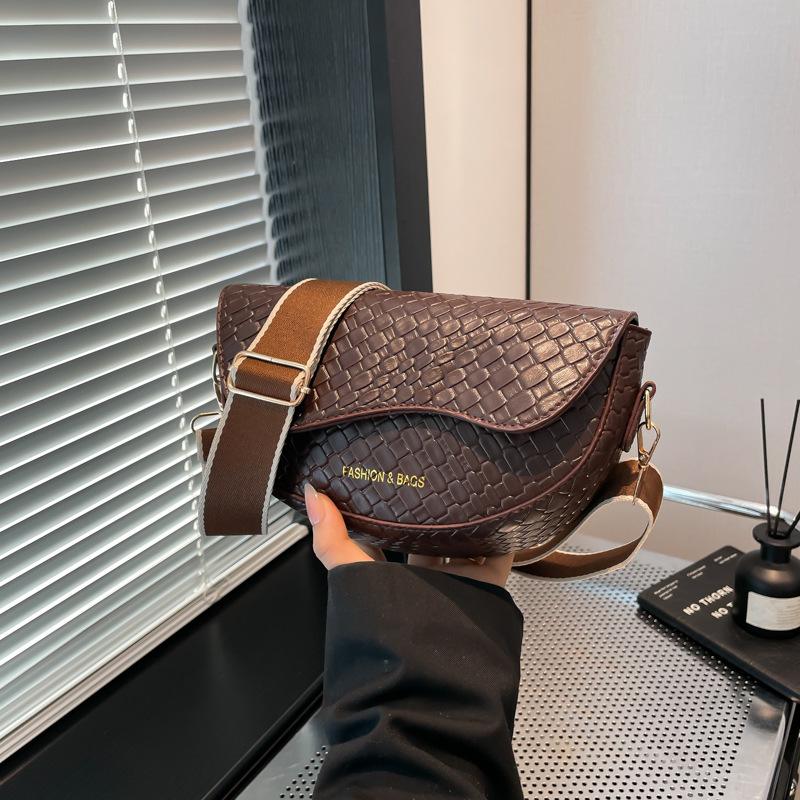 

Fashion single shoulder underarm crossbody saddle bag female texture 2025 new popular retro personalized woven pattern large capacity коричневый