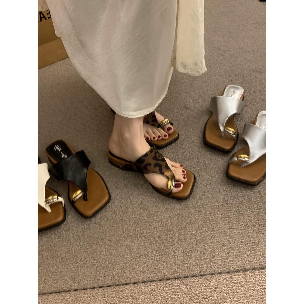 French Retro Metal Buckle Cover Toe Sandals Women's 2025 New Niche Thick-soled One-pedal Beach Shoes Summer Wear