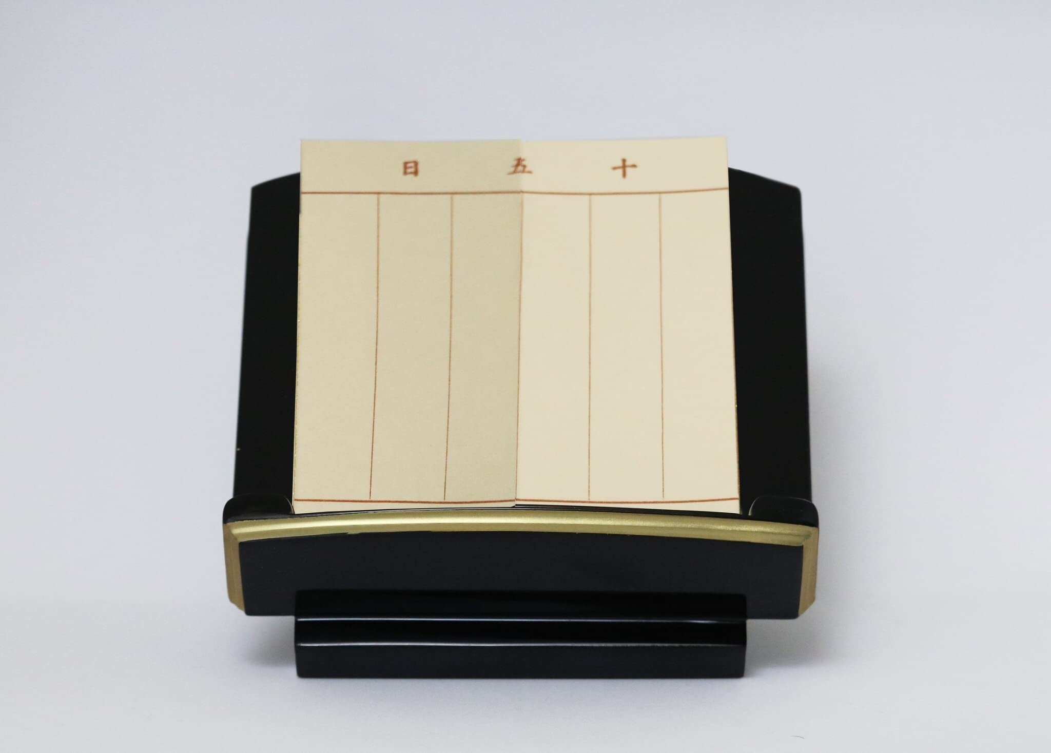 

This is a 5-inch (1.5-inch) Kyoto Buddhist Altar Set. It features a wide, low-profile stand for your family register, made of gold brocade with dates