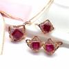 Exquisito Colgante Cuadrado Morado Dorado Chapado en Oro Rosa Incrustado con Piedra Roja Conjunto Moda Femenina Temperamento Lujo Noble Collar