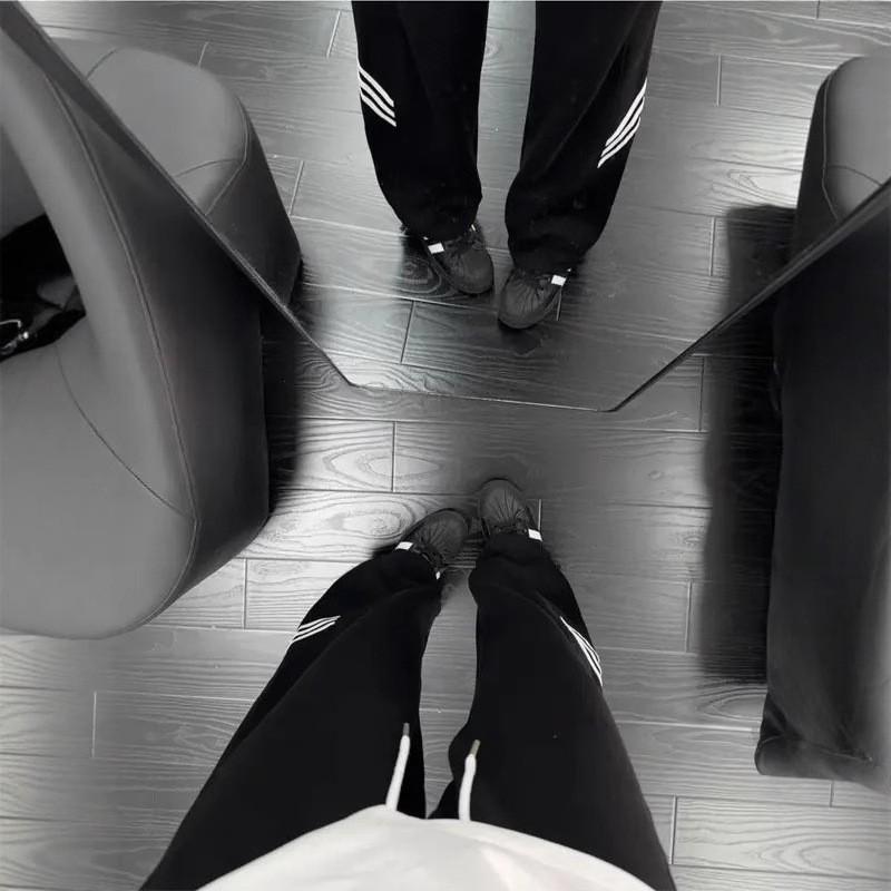 

White gray American retro three-bar sweatpants men s autumn cleanfit sports pants high street slightly curved pants 3XL чорний