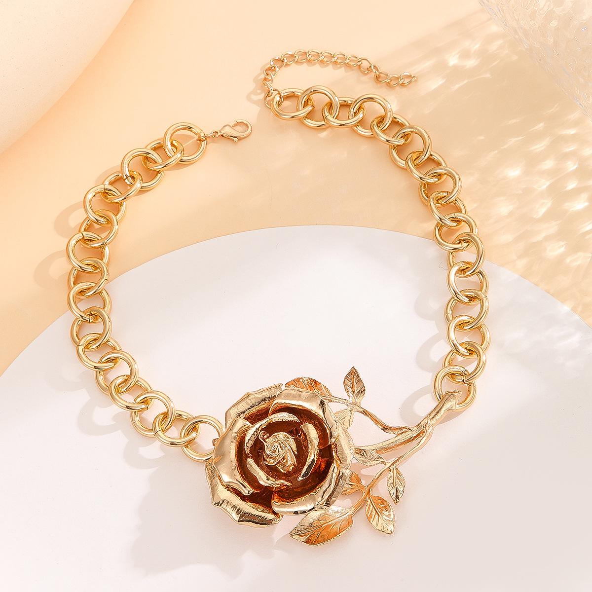 

Сплав Роза Алюминиевая Цепь Атмосферное Преувеличенное Женское Ожерелье золотой
