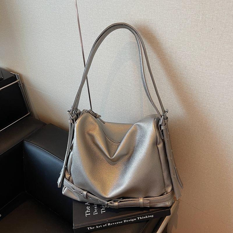 

Женская ретро сумка-тоут через плечо - Коллекция Осень/Зима 2025, Большая вместимость и универсальная для повседневных поездок 33cm x 28cm x 13cm серебряный