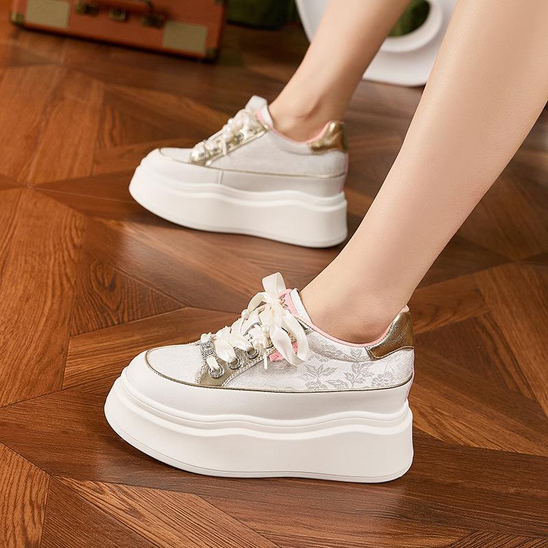 Inner height increase white shoes women's 2025 spring and summer new board shoes fashionable new Chinese versatile casual muffin platform women's shoe