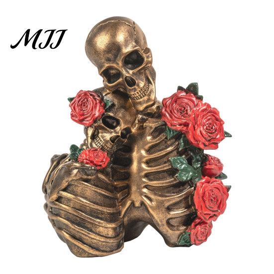 Gothic Skeleton Ornament Hugging Couple Figurine, Rose Skull Resin Retro Sculpture, Vintage Decoration, Romantic Halloween Party Supplies