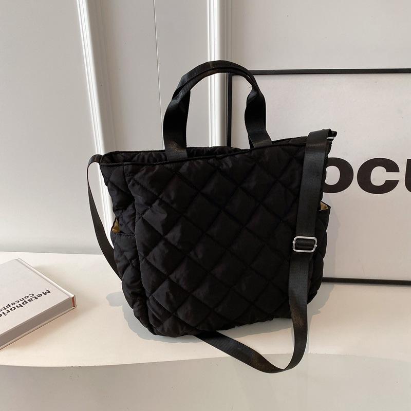 

2025 осень и зима новая модная сумка через плечо для поездок на работу, повседневная сумка-мессенджер, большая вместимость, простая сумка-тоут для женщин чёрный