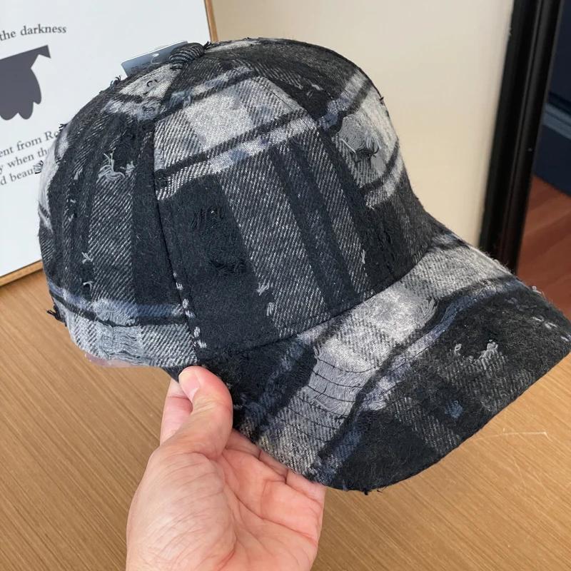 New Classic Plaid Couple Hole Baseball Cap Women Small Face On The Streets In Autumn And Winter Thickened Warm Baseball Cap Men