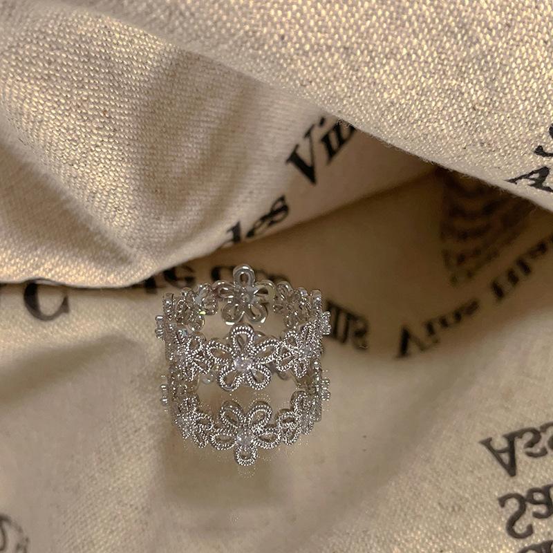 

Циркон полое кольцо-цветок свет роскошный изысканный высокое чувство указательное кольцо модное универсальное нишевое темпераментное ювелирное изделие