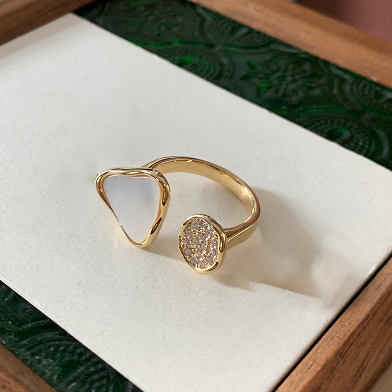 

Французское новое циркониевое треугольное кольцо-фритилляр с открытой шинкой, роскошное, простое, универсальное, кольцо на указательный палец, модная бижутерия