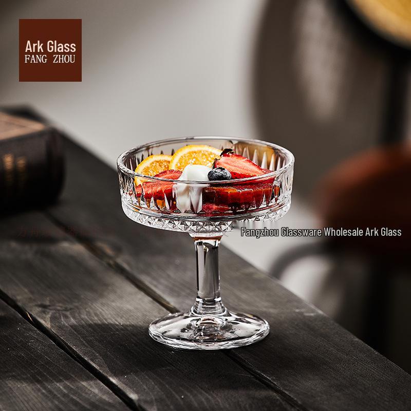 Bicchiere minimalista a stelo a bocca larga per champagne, martini, cocktail, dessert e vino