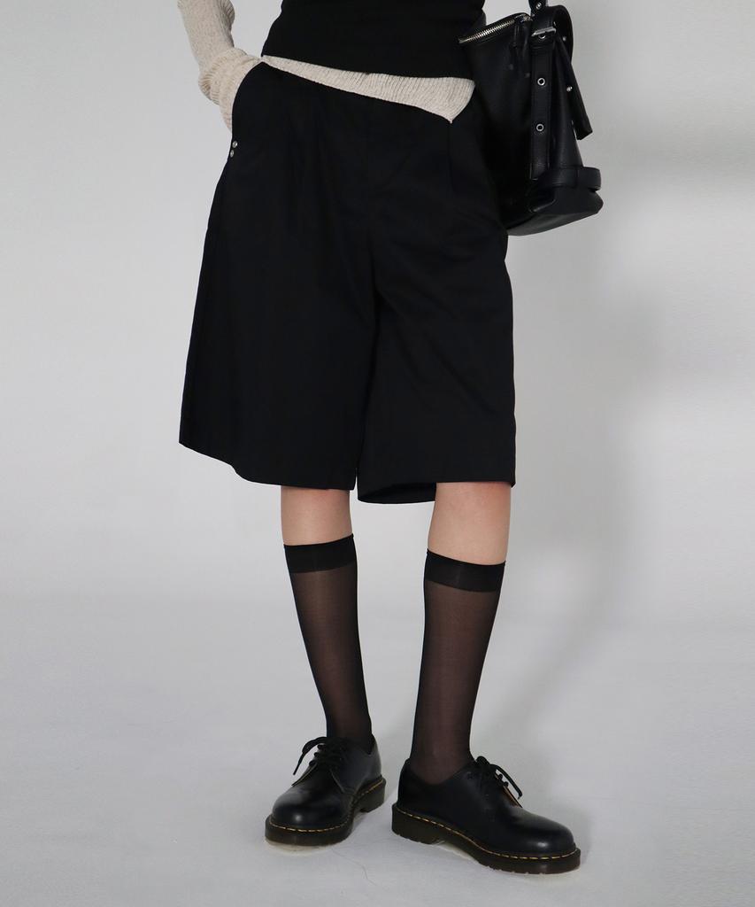 CHICKS Double-Tuck Wide Bermuda Pants Black