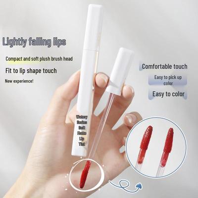 Samtig mattes, feuchtigkeitsspendendes Lipgloss - Mandelmilch-Tee-Farbton