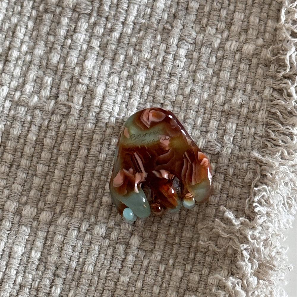 

1pc cute small bone clip in gold, small side hair grab clip, vintage acetate temperament front hair bangs eight-character clip.