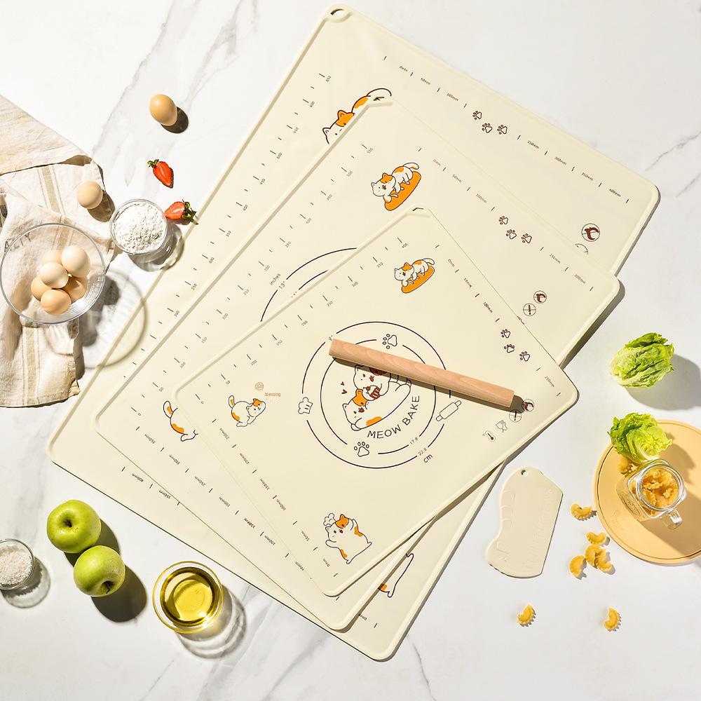 Silikonowa mata do ugniatania i pieczenia z powierzchnią antypoślizgową, jakości spożywczej, z wałkiem i skrobką