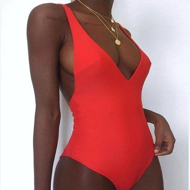 Maillot de bain une pièce élégant pour femmes avec design en V profond et soutien-gorge rembourré pour des aventures de plage stylées