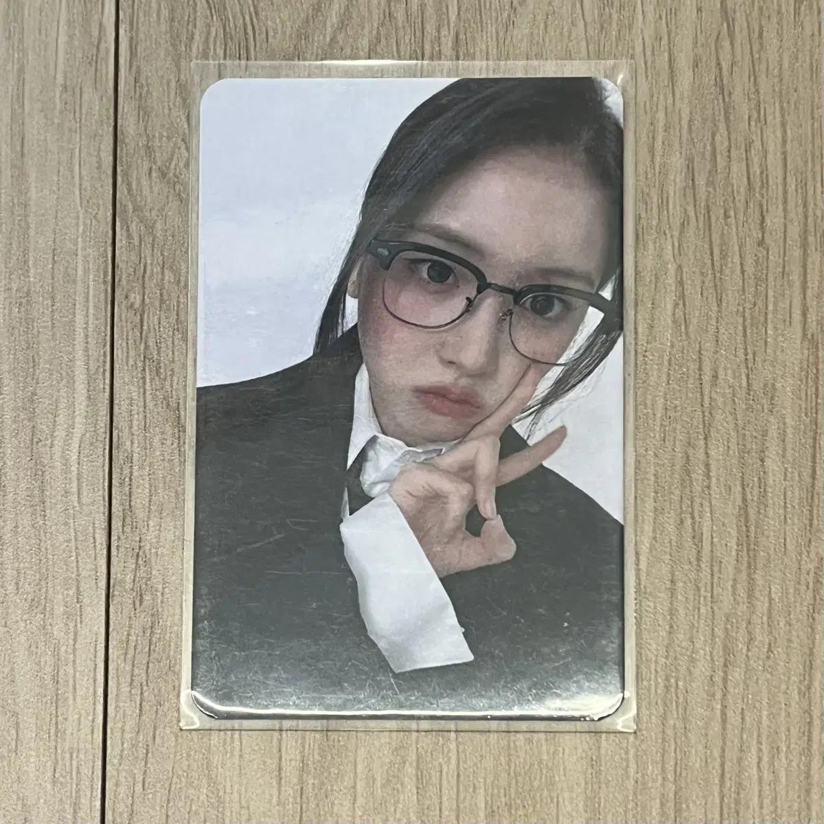 

NMIXX Nmixx Джию Кафе к 1-й годовщине Фотокарточка