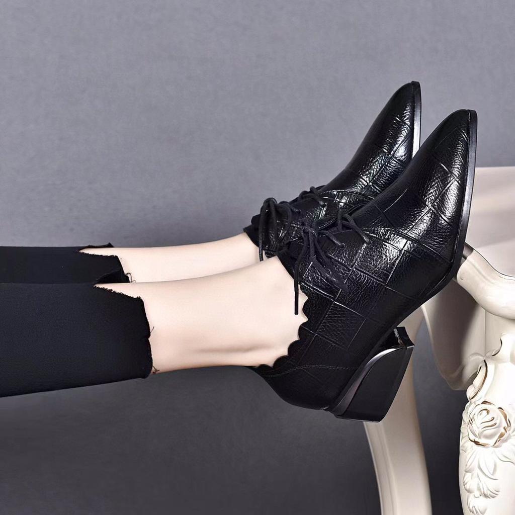 Spitze tief ausgeschnittene einzelne Schuhe Damen Herbst und Winter neu zum Schnüren Schnürsenkel dicker Absatz Modeschuhe Britische kleine Lederschuhe