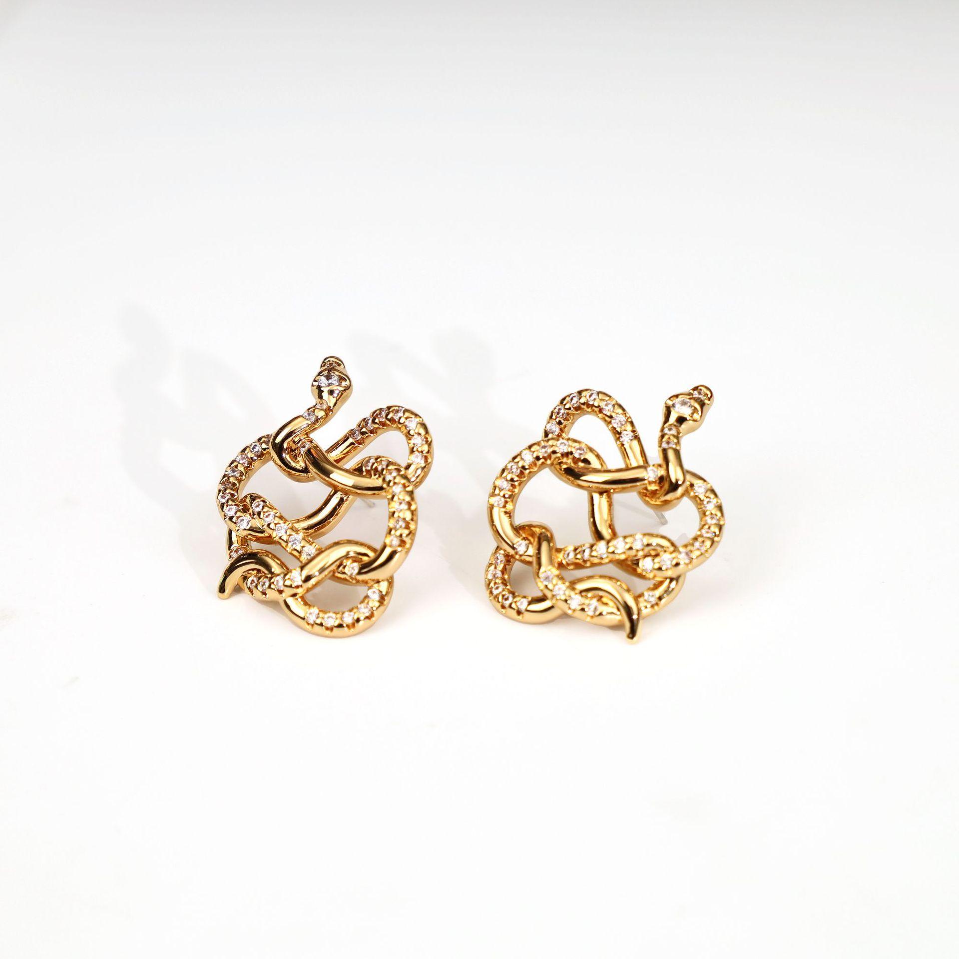 

Snake-shaped twisted diamond earrings, classic and exquisite, luxurious and fashionable for women.