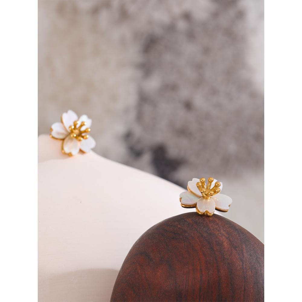 Yhpup High Quality Natural Shell Flower Golden Daily Stud Earrings for Women Prevent Allergy Stainless Steel Exquisite Jewelry