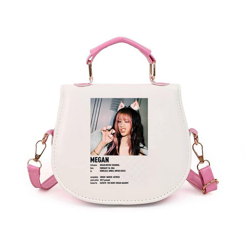 Unique Apparel Kinderen Meisjes KATSEYE Bedrukt Student Lichtgewicht Crossbody Tas Casual PU Schoudertassen 14.5*17cm white