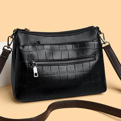 Eine einfache und vielschichtige Damentasche, eine Umhängetasche für Mütter mittleren Alters, ein kleiner Rucksack