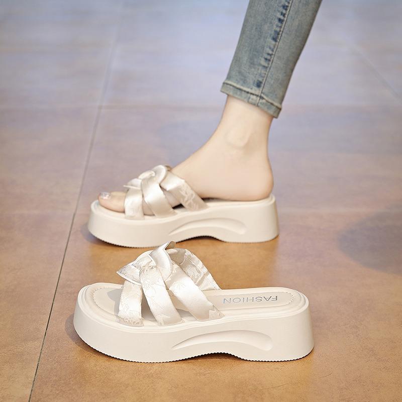 Thick-soled cool slippers for women's summer wear, new fashion with skirts, light and non-slip beach shoes, small people increase in height