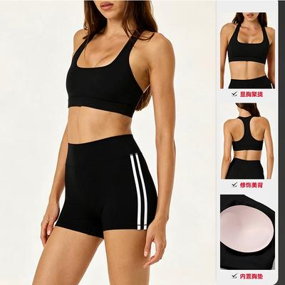 Tuta da yoga aderente sportiva con imbottitura sul petto reggiseno fitness pantaloncini a righe casual da donna per l'esterno e la corsa