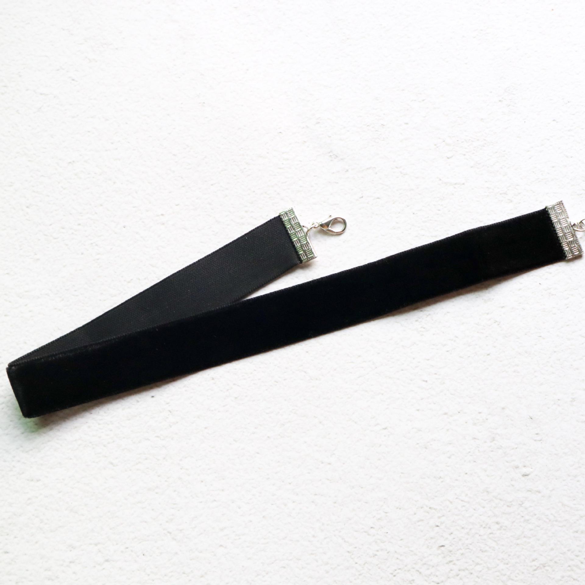 

Минималистичное черное и красное бархатное колье-чокер для женщин