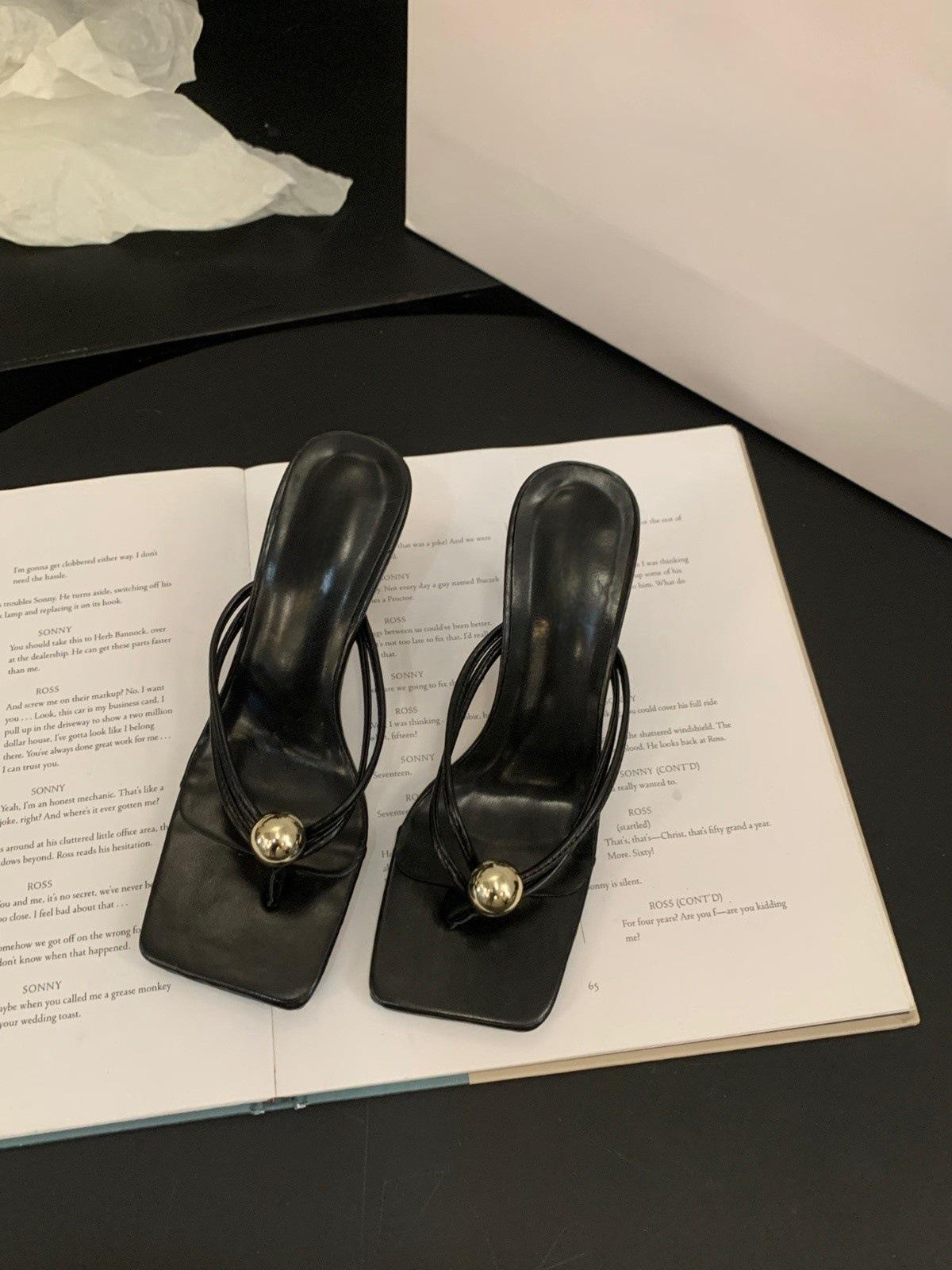 

Французский темперамент сандалии премиум шлепанцы женская обувь носить 2025 новые летние сандалии на высоком каблуке 35 чёрный