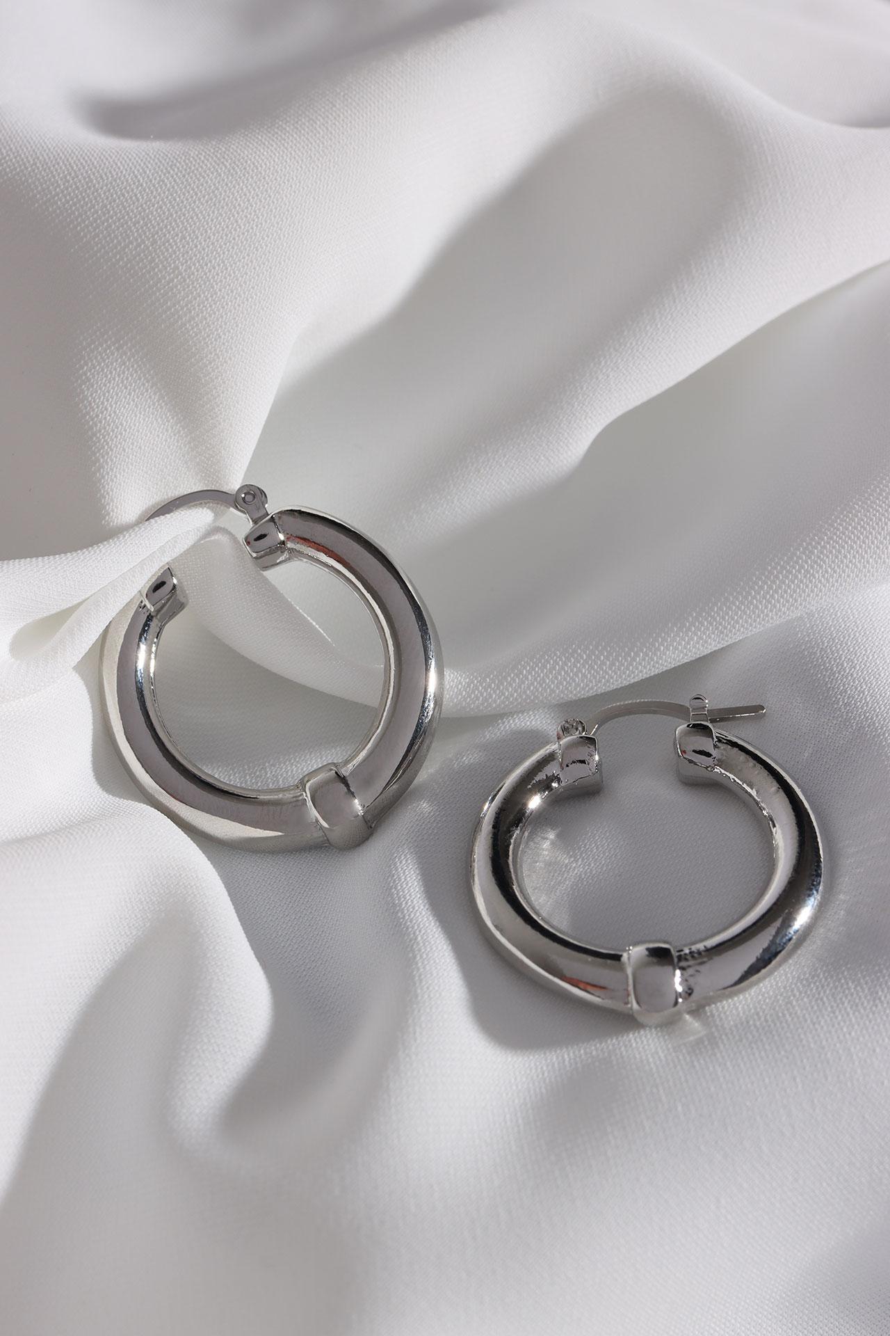 

Винтажные серьги-кольца с моделью пуговиц серебристого цвета