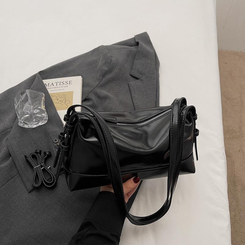 Shiny PU Shoulder Bag Women Fashion Crossbody Bag With Adjustable Strap Modern Design