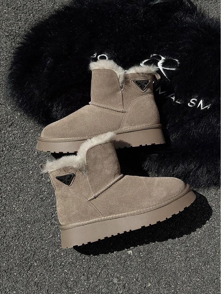 Women's 2025 Fleece-Lined Wool Snow Boots: Thick-Soled, Non-Slip, Wear-Resistant, Genuine Leather for Autumn/Winter.