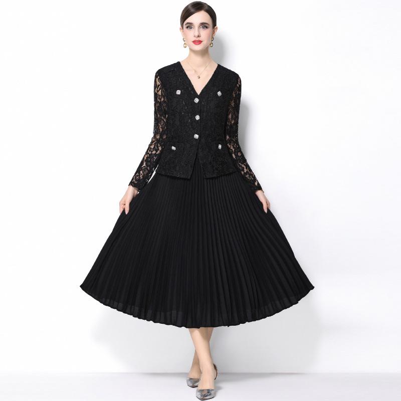 Elegant French V-Neck Lace Dress with Diamond Buckle and Pleated Skirt
