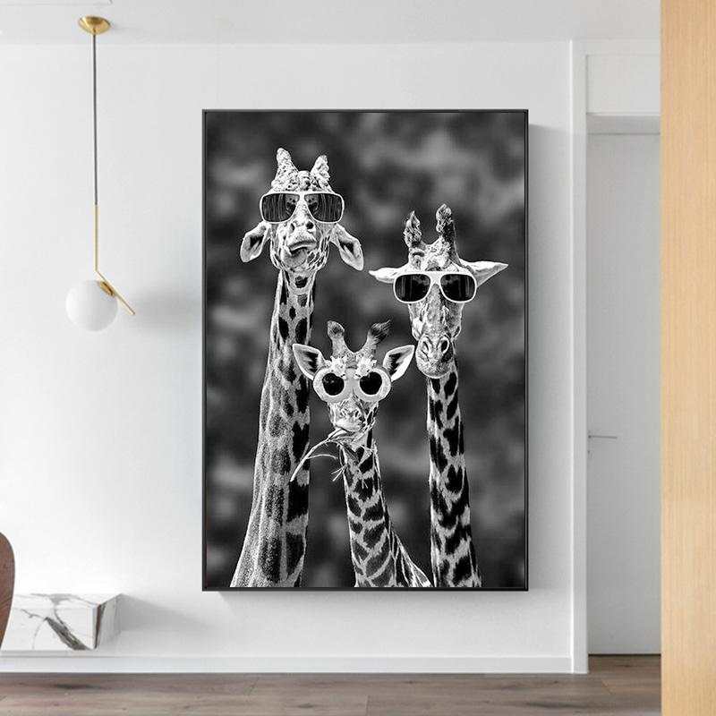 

Интересный постер с изображением семьи жирафов и солнцезащитных очков