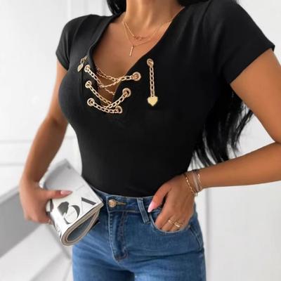 Tricou Casual cu Gât în V pentru Femei | Detaliu Lanț Metalic Auriu | Mânecă Scurtă Slim Fit | Lavabil la Mașină și Curățare Chimică Sigură | Colecția Primăvară/Vară