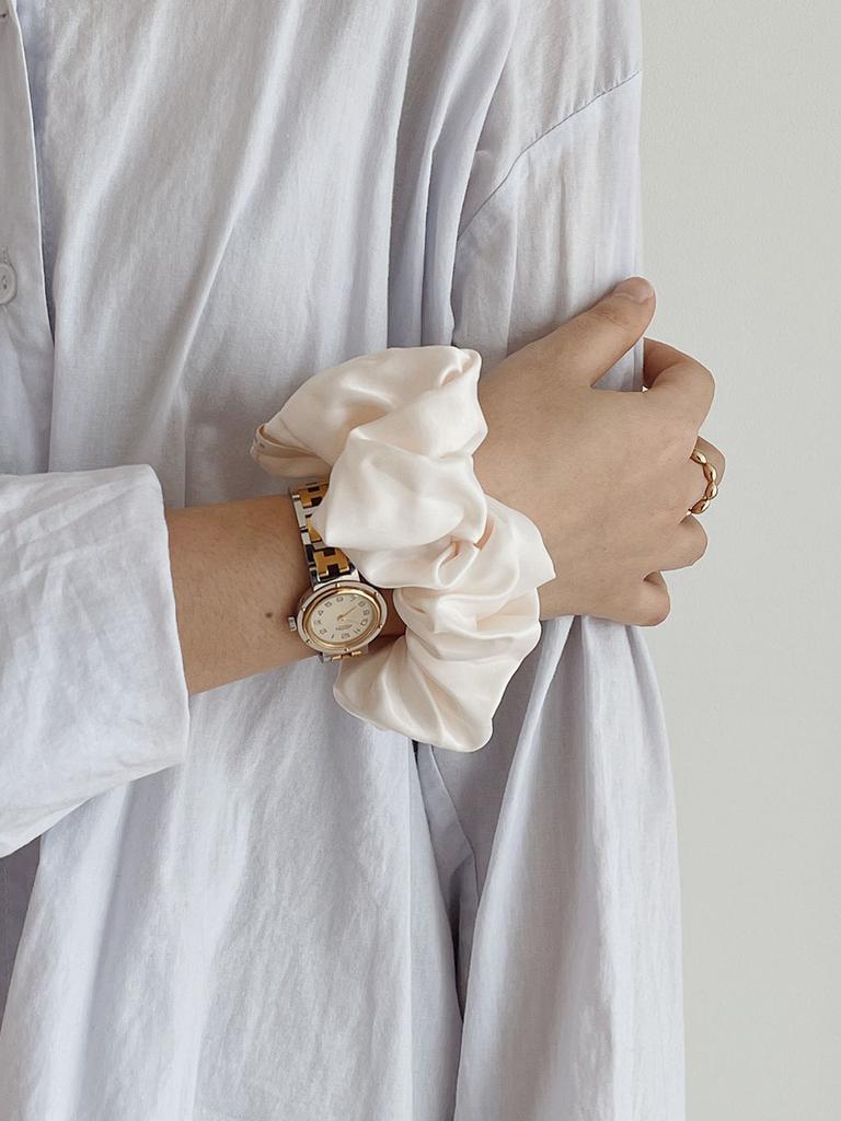 Oar Glossy Satin Scrunchie [Ivory]
