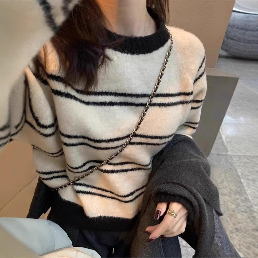 New Retro Striped Round Neck Sweater - Soft, Stylish Knitwear for Autumn/Winter
